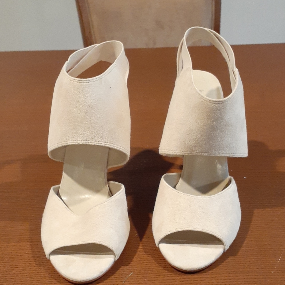 NWOT LUCCA FERRI COLLECTION  HEELS  9B